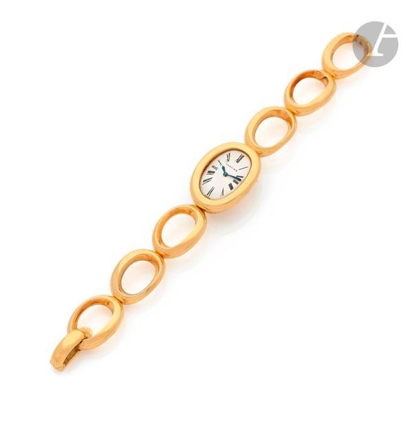 CARTIER Baignoire. Vers 1960
N  51444 - 024590
Montre bracelet pour femme en or jaune 18K (750), cadran blanc, index chiffres romains formant les heures, mouvement à remontage mécanique signé Cartier n 18111625, bracelet en jaune 18K à maillons ovales.
Diamètre : 20 mm x 28 mm
Longueur : 16 cm
Poids brut : 60,3 g