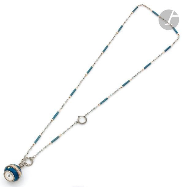 Montre-pendentif boule de Genève en platine et or gris 18K (750) à décor d’émail bleu sur fond guilloché, ornée de diamants taillés en roses, montée sur un collier en platine et or gris agrémenté de petites perles et de motifs émaillés. Travail des années 1910. Diamètre : 2 cm environ. Longueur : 28,5 cm environ. Poids brut : 34 g (petits manques à l’émail, remontage)