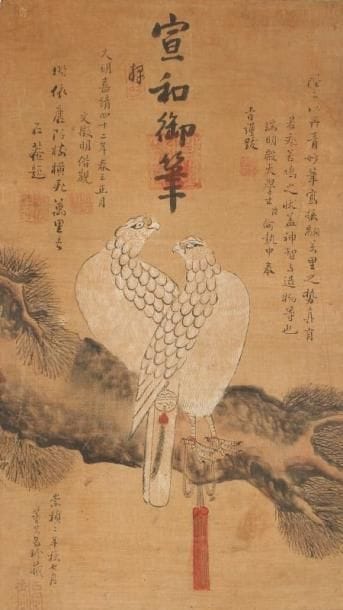 Peinture en hauteur, encre sur soie, représentant un couple de rapaces sur une branche de pins. Avec une inscription Xuanhe et une date de Jiajing. Chine, début XXe siècle. 64 x 37 cm. Encadrée sous verre.