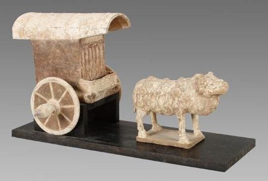 Céramique de la Chine, époque TANG (618-907)
Chariot tiré par un boeuf en terre cuite à traces de polychromie. (Accidents et restaurations). Longueur totale, environ 51 cm.