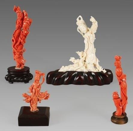 Groupe en corail blanc, jeune femme debout sur un tronc d'arbre tenant une branche de pivoines. Chine, XXe siècle. Hauteur: 15 cm. Socle en bois.
