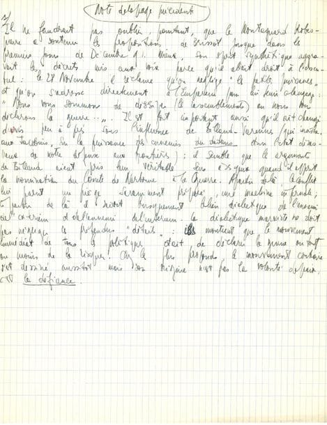 Jean-Paul SARTRE (1905-1980). Manuscrit autographe ; 3/4 page in-4 sur papier quadrillé.

" Note de la page précédente " sur la Révolution. " Il ne faudrait pas oublier, pourtant, que le Montagnard Robespierre a soutenu les propositions de Brissot jusque dans les premiers jours de Décembre 91. Mieux, son esprit synthétique aggravait les décrets mis aux voix parce qu'il allait droit à l'essentiel : le 28 Novembre, il réclame qu'on néglige "les petites puissances" et qu'on s'adresse directement à l'Empereur [...] Il est fort important aussi qu'il ait changé d'avis peu après sous l'influence de Billaud-Varenne (qui insiste, aux Jacobins, sur la puissance des ennemis du dedans dans l'état désastreux de notre défense aux frontières) ; il semble que les arguments de Billaud aient pris leur véritable sens à ses yeux quand il apprit la nomination du Comte de Narbonne à la Guerre. À partir de là, le conflit lui parut un piège savamment proposé, une machine infernale ; à partir de là il saisit brusquement le lien dialectique de l'ennemi de l'extérieur et de l'ennemi de l'intérieur. La dialectique marxiste ne doit pas négliger les prétendus "détails" : ils montrent que le mouvement immédiat de tous les politiques était de déclarer la guerre ou tout au moins de la risquer. Chez les plus profonds, le mouvement contraire s'est dessiné aussitôt mais son origine n'est pas la volonté de paix, c'est la défiance. "