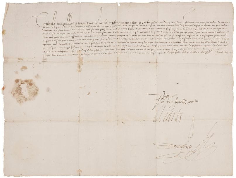CHARLES IX (1550-1574) Roi de France. L.S. avec compliment autographe " Vre bon frer & cousin Charles ", Paris 25 mai 1568, à " tres hault tres excellent et tres puissant prince nre tres cher et tres ame bon frere et cousin le Roy de Portugal ", Sébastien Ier ; contresignée par Nicolas de Neufville ; 1 page in-plano (34 x 45 cm), adresse au verso avec sceau aux armes royales sous papier (petites fentes réparées au dos).

Intéressante lettre au Roi du Portugal Sébastien Ier (1554-1578) en faveur d'André d'Albaigne, détenu en Espagne.
[Les frères Francisco et Andrea Albano ou d'Albagno (francisés en d'Albaigne), cosmographes et géographes lucquois au service de la France, avaient proposé au Roi de France un projet de navigation pour la découverte de nouvelles terres inconnues dont la France aurait pu s'emparer en exploitant une faille dans le traité de Tordesillas, par lequel l'Espagne et le Portugal se partagèrent le Nouveau Monde en 1494 ; ils avaient pour ce faire sollicité l'aide du géographe portugais Bartolomeu Velho. Sur ordre de Sébastien Ier, transmis à Philippe II, André d'Albaigne fut arrêté et emprisonné en Espagne. Voir l'article de Daniel Barrère sur cette lettre dans Les Feuilles marcophiles, n° 375, 4e trimestre 2018, p. 25-28.]
Ayant appris de " noz plus speciaulx serviteurs " qu'à l'instance et requête du Roi de Portugal, a été " arresté prisonnier en Espagne ", par commandement du Roi Philippe II, " Andre Dalbaigne marchant demeurant a Seville, aussi ses biens saisiz et par mesmes moyen supplye tres humblement vous escripre en sa faveur nous ne les en avons peu refuser tant par ce que ceulx de lad. maison Dalbaigne ont tousjours este des bons et anciens serviteurs de ceste courronne que aussi que (estant la faulte dont lon nous a dict quil est chargé legiere) accompaignee de laffection que vous nous portez, nous nous asseurons que tres volontiers vous nous vouldrez gratiffier en la priere que nous vous en voullons fere qui est tres hault