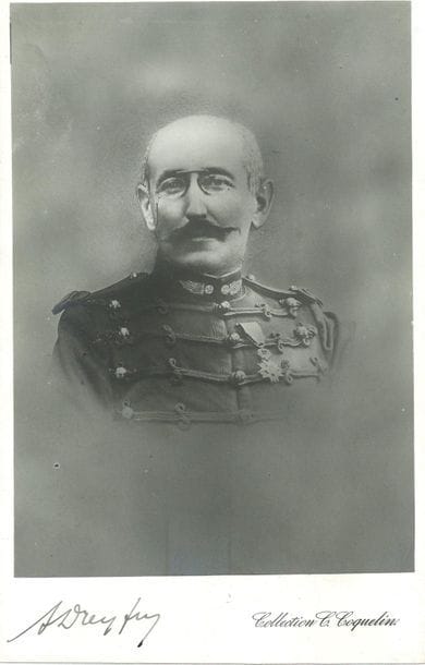 Alfred DREYFUS (1859-1935). Photographie avec signature autographe ; carte postale de la Collection C. Coquelin. On joint les photographies signées de Georges Clemenceau et Émile Loubet.

Portrait en buste, signé " ADreyfus ".