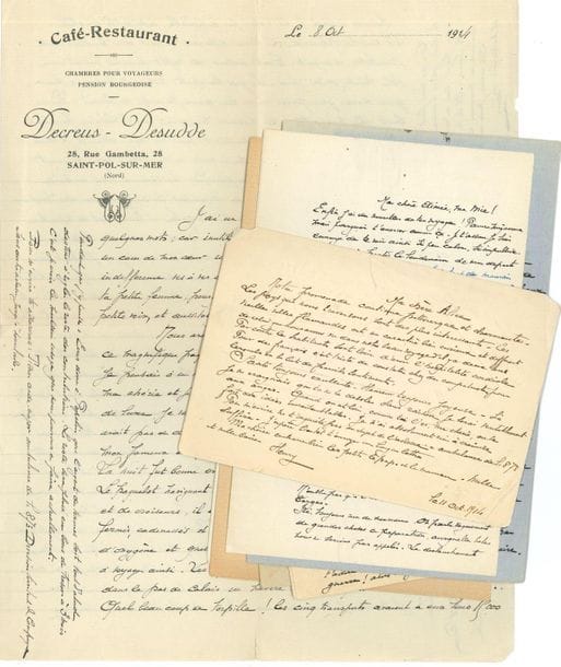 GUERRE DE 1914-1918. 56 L.A.S. et 2 L.A. d'Henry TISSIER (1866-1926, médecin et bactériologue), à sa femme, née Alice Garnier, aux Petites-Dalles (Seine-inférieure) et à Paris, 8 octobre 1914-28 février 1915 et 24 décembre 1915-25 mai 1916 ; 187 pages formats divers, une adresse sur carte postale Correspondance militaire, une enveloppe (un manque à une lettre).

Intéressante correspondance de ce chercheur de l'Institut Pasteur, rattaché à l'ambulance de la 87e division d'infanterie territoriale comme aide-major.
Les lettres sont écrites de Saint-Pol-sur-Mer, Blamertinghe, Ypres, Killem (Nord), Polincove, etc. La division opère en Belgique et dans le Nord de la France. " Je n'ai absolument rien à craindre ", assure Tissier le 11 octobre 1914 ; il insiste sur la commodité de leurs installations, le courage des combattants, l'intérêt de leurs étapes, la supériorité des armes françaises, la distance entre l'ambulance et les premières lignes. Et de raconter gaiement de petits incidents de son service. " Leurs cadavres encombrent les tranchées et comme nos territoriaux ont pris leurs tranchées à la baïonette, on a jeté les cadavres par-dessus et comme on ne peut les enterrer on les arrose de chaux vive. C'est inouï ce qu'ils sacrifient des hommes ! Nous perdons deux fois moins qu'eux. Nos armes semblent plus meurtrières. Les leurs blessent mais tuent moins " (30 octobre 1914)... Observations et anecdotes sur l'équipement de l'ennemi, les différences entre les ambulances, ce qu'on sait ou entend dire du Kaiser, les mauvaises langues qui voudraient transformer l'admirable retraite de la Marne en une déroute, qui accusent les troupes du Midi d'être lâches, et les épouses des poilus d'être infidèles... Début février 1915, il semble que l'ennemi économise ses projectiles : " 25 blessés en 8 jours, quelle misère au lieu des 1000 par semaine de novembre "... Les Allemands auraient déjà perdu deux millions et demi d'hommes... Etc.