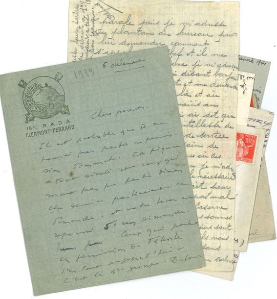 guerre 1939-1945. 18 L.A.S. et 1 L.A. de combattants ou civils, 1939-1945 ; plus de 45 pages formats divers, qqs enveloppes.

Un mobilisé à Clermont-Ferrand explique les permissions, et son besoin d'argent (déc. 1939)... Premiers jours au 7e Génie : tranchées entre La Butte et St Ferjeux [Haute-Saône], alarme nocturne pour un Zeppelin... Une civile de Villars-les-Dombes (Ain) évoque des réquisitions pour la Norvège (mai 1940), des Allemands à la maison et les réquisitions pour le front (oct. 1944)... Diminution de loyer concédée à Quincié (Rhône), depuis la mobilisation jusqu'au 11 novembre 1940 (sept. 1940)... Lettre d'une Arlésienne à une dame à Chambéry, ouverte par le " Contrôle " (nov. 1940)... On attendait l'armée allemande à la Grande-Pierre (Isère) : " Heureusement notre sauveur le Maréchal Pétain a pris le gouvernail. Il était temps - déjà bien trop tard hélas ! Mais que de campagnes perfides contre lui, contre Laval surtout, auxquelles les Anglais ne sont pas étrangers. Quelle traîtrise de ces ex-amis, alliés, de cet ignoble de Gaulle à Mers-el-Kébir, à Dakar, Libreville " (déc. 1940)... Carte postale d'un prisonnier de guerre au Stalag III D (janv. 1941)... Nouvelles de prisonniers, de civils évacués, de difficultés de ravitaillement... Violences et vols à Quincié : " les Allemands sont venus avec des miliciens et ont mitraillé le bourg avec une auto blindée [...] nous avons pu nous sauver dans les vignes " (janv. 1945)... La Libération vue par la directrice provisoire de la Maison des Lycéennes de Paris : " J'ai vécu ces heures historiques en vibrant de toute mon âme de Française "... Etc.
