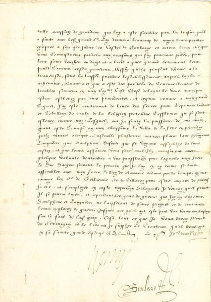 HENRI III. L.S. " Henry ", Dolinville [près Montlhéry], 15 octobre 1580, à Jacques de Germigny, gentilhomme ordinaire de sa chambre, son agent près la Porte du Grand Seigneur ; contresignée par le secrétaire d'État Pierre Brulart ; 2 pages in-fol., adresse avec sceau aux armes sous papier.

Importante lettre diplomatique, parlant de l'Empire ottoman et de ses visées contre la République de Venise, de l'Union ibérique et de la prochaine fin de la 7e guerre de Religion.
Depuis leur dernier échange de lettres, où il était question d'un désaccord entre Germigny et l'agent du Roi Catholique, et des " obseques du Baille des Venitiens ", il compte que Germigny aura rattrapé la faute ; il est bien aise qu'une paix se négocie " dentre le Grand Seigneur et le Persien ", depuis la défaite de 30000 Turcs du côté de Provence. " Je seray dautre part bien marry si les preparatifs dun armement de mer que veult faire led. grand Seigneur se destine pour faire entreprise sur la Srie de Venize, et leur oster Candye ou Corfou, car luy estant conjoinct dune estroicte amitié comme je suis, je participeray tousjours aux calamitez quelle recevra, comme aussy ressentiray je grand contantement de l'heur et prosperité de ses affaires, vous priant que comme vous y avez bien commancé, vous essayez par tous moyens possibles de divertir loraige que lon vouldroit faire tomber sur ceste Republicque la, de laquelle jayme le bien et la conservation comme de mon propre Estat. Je croy que vous aurez eu par dela de long temps la nouvelle du succes des affaires de Portugal, qui est le plus heureux et favorable que eust sceu desirer le Roy Catholicque mon bon frere, se voyant au jourdhuy maistre de Lisbonne, et de plusieurs autres bonnes villes dud. Royaume et de tous les portz, de sorte que dedans peu de temps, il sen pourra dire Roy autant absolut et paisible qu'il peult estre en Espaigne, estant assez ayse a juger que une telle accession de grandeur qui luy a este facilitee par la tresve quil a