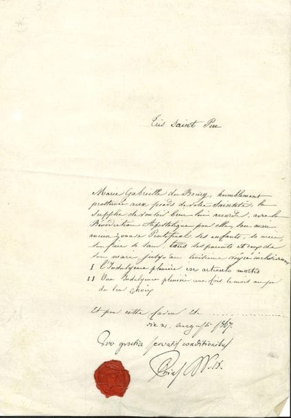 PAPES. Giovanni Maria Mastai Ferretti, PIE IX (1792-1878) Pape en 1846, il proclama les dogmes de l'Immaculée Conception et de l'infaillibilité pontificale. P.S. avec 2 lignes autographes en bas d'une supplique à lui adressée, 21 août 1867 ; 1 page in-fol. sur vélin, cachet de cire rouge à ses armes.

Marie Gabrielle du Bourg supplie Sa Sainteté de lui accorder, avec la bénédiction apostolique pour elle, son mari " ancien zouave pontifical ", et tous leurs parents jusqu'au troisième degré, l'indulgence plénière in articulo mortis et une indulgence plénière une fois le mois... Le Pape l'accorde en écrivant de sa main : " die 21. augusti 1867. Pro gratia servatis conditionibus. Pius PP. IX ".