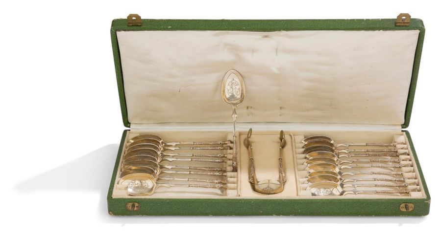 COFFRET DE dix-huit CUILLERS à CAFÉ en vermeil ET LEUR PINCE à SUCRE, gravées des initiales CH entrelacées dans le cuilleron et sur le coffret, les manches de forme architecturée.

Poinçon minerve

État : usure au vermeil

Poids : 241,10 g