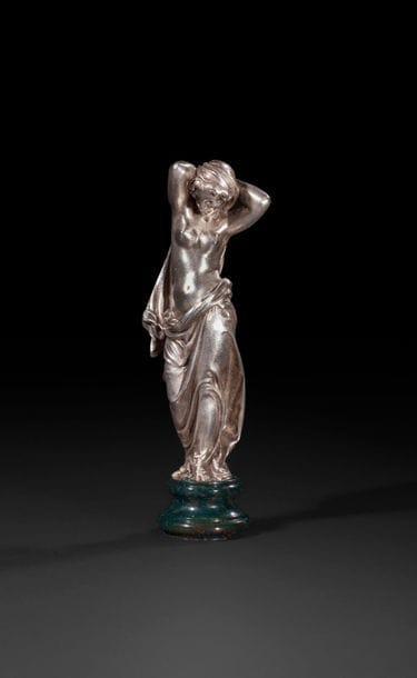BROTHER FANNIèRE

In its RM numbered case marked: FANNIèRE Fres Rue de Vaugirard 53 PARIS, a chiselled cast silver seal depicting a bathing girl with her bust bare, her lower body draped, her arms raised, holding the drapery over her hair. Blood jasper base with the same initials.

Signed in full: FANNIèRE Frères

Weight: 110.40 g - length: 10.3 cm

Dimensions of the case: length: 13.3 cm - width: 5.6 cm



 Photographed in the catalogue of the sale after the death of Joseph FANNIèRE (sale from 29 November to 3 December 1897 under the Ministry of Paul Tilorier and Albert LINZELER, expert), and probably under number 264: "Statuette baigneuse, chased silver".