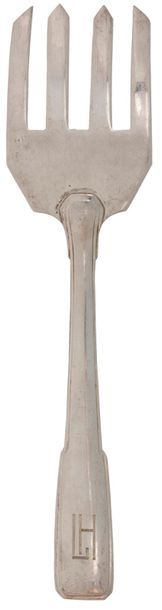 BOULENGER CIRCA ANNEES 1930

Ménagère en argent d'époque Art Déco, chiffrée LH, dans un coffret à trois tiroirs. Elle est composée de 173 pièces :

- 12 fourchettes de table

- 12 cuillers de table

- 12 couteaux de table (à réemmancher)

- 12 fourchettes à entremets

- 12 cuillers à entremets

- 12 couteaux à fromage 

- 12 fourchettes à poisson 

- 12 couteaux à poisson 

- 12 fourchettes à gâteaux

- 12 fourchettes à escargot

- 12 fourchettes à huître 

- 12 cuillers à glace

- 9 cuillers à café

- 1 couvert à salade

- 1 pelle à tarte

- 1 couvert à servir (fourchette et cuiller)

- 1 cuiller à maigre et à gras

- 1 louche

- 1 cuiller à sauce

- 1 couvert à gigot (2)

- 1 couteau à fromage

- 1 couvert à poisson (2)

- 1 couvert de service (2)

- 1 louche à crème

- 4 pièces de service à bonbons

Poinçon minerve

Poinçon d'orfèvre

Poids net : 8456,20 g - poids brut : 1430,20 g

Poids total brut : 9886,40 g