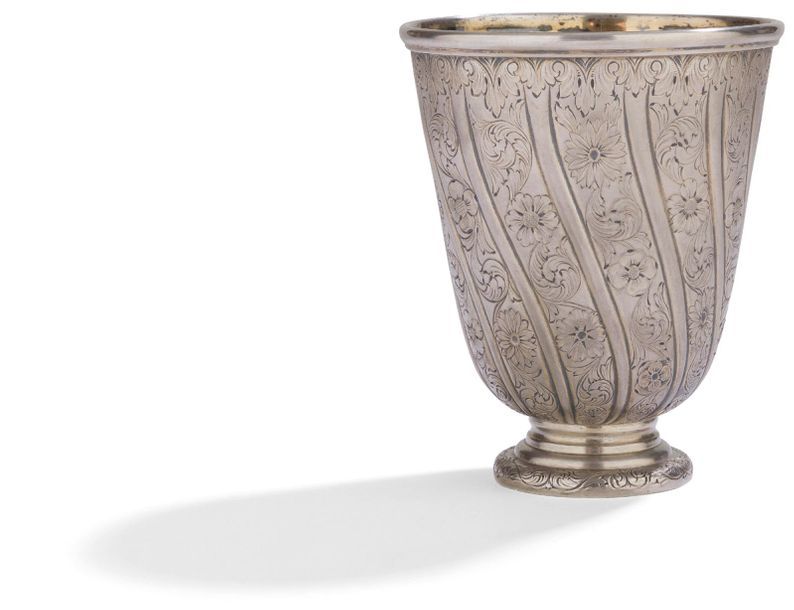 PORTUGAL 20th CENTURY

Silver goblet with torsos ribs (916‰) on the model of the one called "Anne of Austria" in gold, preserved in the Louvre. 

Condition: inside formerly glazed

Weight: 169.70g - Height: 10.2 cm