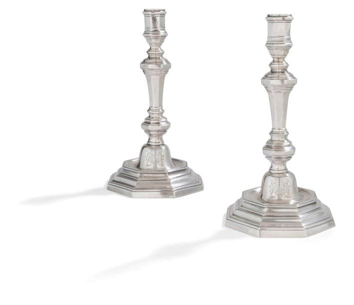 METZ 1748 - 1751

Pair of candleholders with octagonal base in abseiling on the barrel, knots and tap. They are engraved with a count's coat of arms on the umbilicus at the beginning of the shaft.

Condition: restored on the shaft at the first knot.

Master goldsmith : J. PETITJEAN

Weight: 1277.40 g - height: 24.5 cm