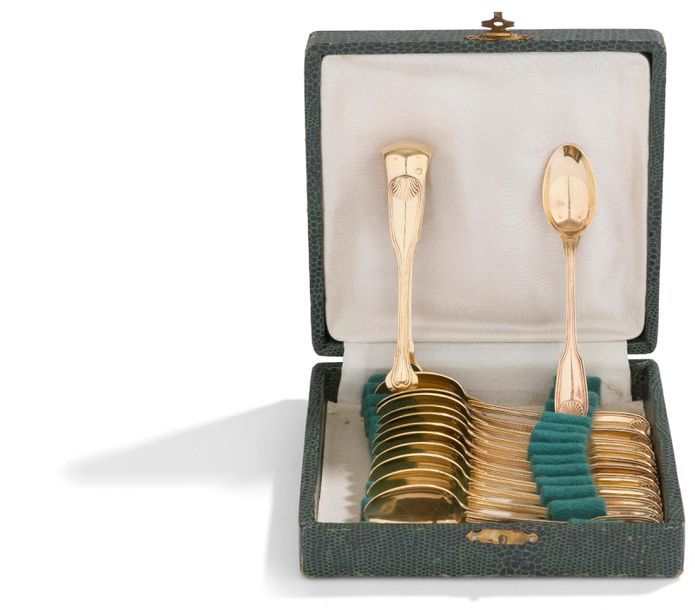 HÉNIN & Cie 1875 - 1891

Suite de douze cuillers à moka en vermeil, modèle filet coquille et leur pince à sucre dans un écrin de forme carrée.

Poinçon minerve

Poinçon d'orfèvre 

Poids : 213,50 g - longueur : 10,7 cm