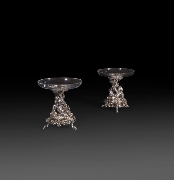 CHRISTOFLE 1888

Paire de coupes en bronze argenté et cristal figurant " Les Putti Vendangeurs " et les " Putti Oiseleurs ". Sur une base tripode à attaches de mufles de lion, deux enfants encadrant la monture centrale en cep de vigne tiennent grappes de raisin et coupe en main ; sur la seconde les deux enfants tiennent un nid d'oisillons et probablement la mère dans leurs mains.

Poinçons au revers : poinçon d'orfèvre et en toutes lettres CHRISTOFLE, numéro de modèle 1395204 et 1395205

État : coupes en cristal changées

Hauteur : 21,2 cm - diamètre du cristal : 23,4 cm



Nous remercions Anne GROS de nous avoir communiqué la date de la création de ces deux coupes.