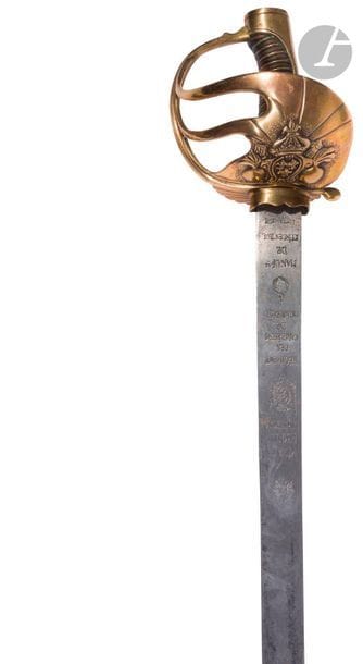 Sabre de carabinier de Monsieur (1777-1792).

Poignée recouverte de basane avec filigrane. Monture en laiton ciselé. Calotte à longue queue. Garde à quatre branches et coquille ciselée aux " Armes de France " sous couronne et frappée de part et d'autre de grenades, à petit quillon aplati. Contre-garde en palmettes, avec poucier en cuir, munie d'un couvre-chape. Lame droite à dos plat, (piqûres par endroit), gravée au tiers sur les deux faces " Vivat Regum Carissimus ", soleil, armes de France, grenade, " Régiment des carabiniers de Monsieur Manufre de Klingenthal ".

A.B.E. S.F.