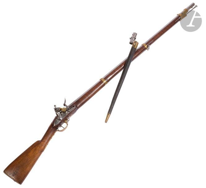 Fusil à silex de Gardes du corps de Monsieur modèle 1816.

Canon rond, à pans au tonnerre, poinçonné " B " et " L ", matriculé " 341 ". Platine à tambour signée " St Etienne Mfre Royale ", poinçonnée " B ". Garnitures en laiton poinçonné. Pièce de pouce en laiton doré aux grandes armes de Monsieur, frère du Roi, marquée " GARDES DU CORPS DE MONSIEUR ". Crosse en beau noyer avec marquages dont " P.L.D " (utilisation dans la garde nationale sous la Monarchie de Juillet).

Longueur canon : 103 cm - Longueur totale : 143 cm

B.E.

Avec une baïonnette à douille type 1777. Douille à virole. Coude et talon poinçonnés. Avec un fourreau en cuir à deux garnitures en laiton.

Longueur : 45,5 cm

B.E.