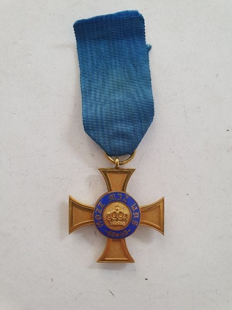 ALLEMAGNE - PRUSSE 
ORDRE DE LA COURONNE 
Croix de chevalier en bronze doré et émail. Ruban ancien. 
45 x 40 mm
T.T.B. à SUP. 