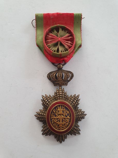 CAMBODGE 
ORDRE ROYAL DU CAMBODGE 
Étoile d’officier en vermeil, or et émail. Ruban à rosette. 
Marque de la Maison KRETTLY N°46 PALAIS ROYAL PARIS. 
71 x 45 mm - Poids brut : 23 g
T.T.B. 