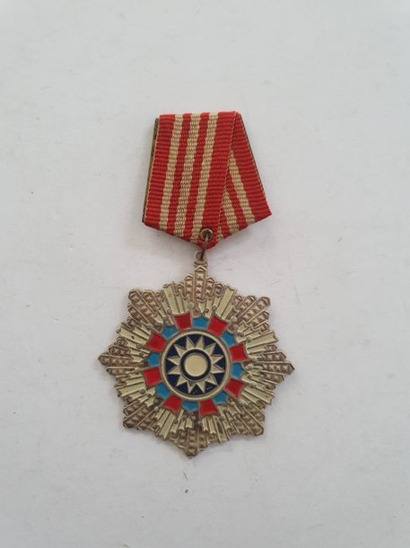 CHINE
Étoile du type de l’ordre de l’étoile brillante En métal argenté et laqué. Revers avec idéogrammes. Ruban sur support.
60 mm
T.B.