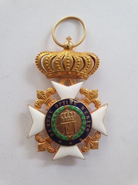 ROYAUME DES DEUX SICILES 
ORDRE DE FRANÇOIS Ier. 
Croix de chevalier en or et émail (petits éclats à une branche et à la légende). Couronne articulée. 
60 x 43 mm - Poids brut : 18 g
Dans un écrin en velours rouge de fabrication grecque. 
T.B. à T.T.B. 