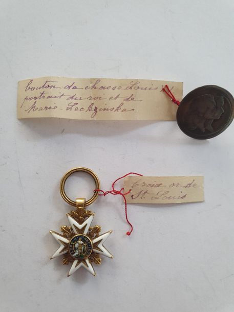 FRANCE 
ORDRE DE SAINT-LOUIS 
Croix de chevalier d’époque Louis XVI en réduction. 
En or et émail (petit éclat). Anneau cannelé. 
25 x 20 mm - Poids brut : 5,6 g
On y joint un bouton de chasse en argent, aux profils présumés de Louis XV et de Marie Leczynska, poinçonné CIR sous fleur de lys et couronne royale. XVIIIe siècle.
19 mm - Poids brut : 3,2 g
T.T.B.