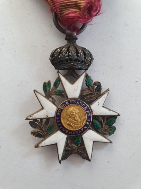 FRANCE 
ORDRE DE LA LÉGION D’HONNEUR 
Croix de chevalier du 2e type à couronne fixe (1er Empire), à centres modifiés sous la Restauration. 
En argent, or et émail (éclats et manques). Ruban
55 x 36 mm - Poids brut : 14,5 g
T.B.