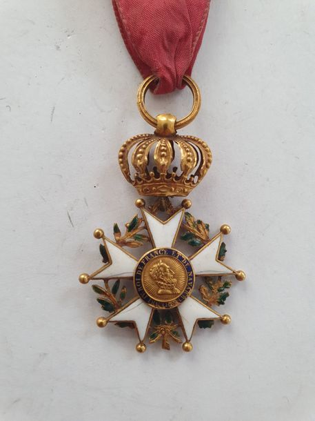 FRANCE 
ORDRE DE LA LÉGION D’HONNEUR
Étoile d’officier en réduction d’époque Restauration modifiée Monarchie de Juillet. 
En or et émail (éclats). Lys de couronne limés. Manque le revers du centre. Anneau cannelé. Ruban en rayonne. 
42 x 30 mm - Poids brut : 7,2 g
B. 