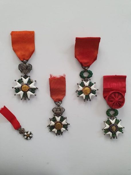 FRANCE 
ORDRE DE LA LÉGION D’HONNEUR, institué en 1802. 
Cinq légions d’honneur : 
- Chevalier d’époque Monarchie de Juillet. Argent, or et émail (éclats). T.B.
- Chevalier d’époque Monarchie de Juillet, en réduction (27 x 15 mm). Argent, or et émail (éclats). T.B. à T.T.B. 
- Chevalier d’époque Second Empire. Argent, or et émail (nombreux éclats et coups). A.B.
- Chevalier d’époque IIIe République. Argent, or et émail (éclats et coups). A.B.
-Officier d’époque IIIe République. Vermeil et émail (éclats). T.B. 
Poinçons tête de lièvre et de sanglier. Rubans. 
Poids brut total : 96 g
A.B. à T.T.B. 