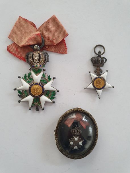FRANCE
RESTAURATION - MONARCHIE DE JUILLET 
ORDRE DE LA LÉGION D’HONNEUR – DÉCORATION DU LYS
Ensemble comprenant : 
- Étoile de la Fidélité en argent, or et émail. Ruban cannelé. Poinçon au faisceau de licteur. T.T.B. 
- Croix du Lys. Argent et émail (manques). Présentée dans un médaillon sous verre. B. 
- Étoile de chevalier de la Légion d’honneur d’époque Monarchie de Juillet. Argent, or et émail (éclats). Fragment de ruban. Poinçon tête de sanglier. T.B.
Poids brut total : 53 g