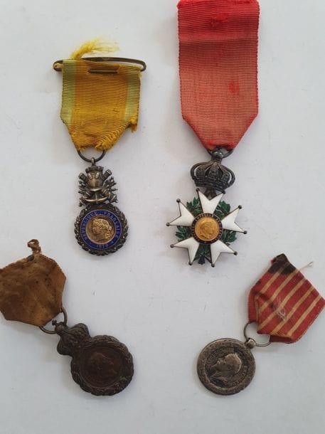 FRANCE
SECOND EMPIRE – IIIe République
ORDRE DE LA LÉGION D’HONNEUR – DIVERS 
Ensemble de quatre médailles : 
Étoile de chevalier de la Légion d’honneur d’époque Second Empire (infimes éclats), Médaille de la Campagne d’Italie par Barre, Médaille de Sainte-Hélène, et médaille militaire IIIe République (éclats). 
T.B. à T.T.B.