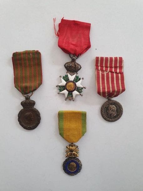 FRANCE
SECOND EMPIRE – IIIe République
ORDRE DE LA LÉGION D’HONNEUR – DIVERS 
Ensemble de 4 médailles : 
Étoile de chevalier de la Légion d’honneur d’époque Second Empire (éclats), Médaille de la Campagne d’Italie par Barre, Médaille de Sainte-Hélène, et médaille militaire IIIe République. 
T.B. à T.T.B. 