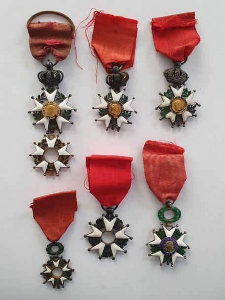 FRANCE 
ORDRE DE LA LÉGION D’HONNEUR 
Ensemble de 7 légions d’honneur incomplètes ou en mauvais état : 
Une IIe République, une Présidence, deux Second Empire, et trois IIIe République. 
Rubans (manque un).
Dans l’état. 
