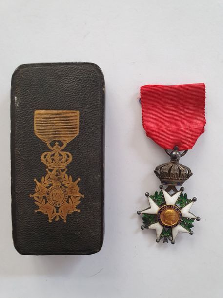 FRANCE 
ORDRE DE LA LÉGION D’HONNEUR 
Étoile de chevalier d’époque Second Empire. 
Argent, or et émail (petits éclats, une boule faussée). Ruban. Poinçon tête de sanglier.
64 x 40 mm - Poids brut : 19 g
Avec une boîte de chevalier frappée à l’or de la décoration de chevalier, de la Maison Ouizille Lemoine. 
T.T.B. 