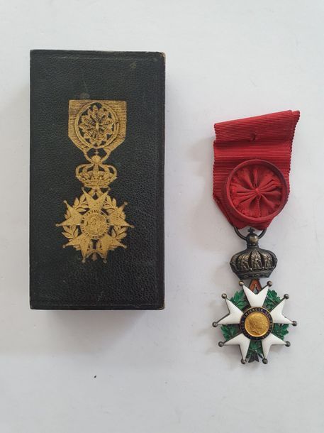 FRANCE 
ORDRE DE LA LÉGION D’HONNEUR 
Étoile d’officier d’époque Second Empire. 
Vermeil, argent, or et émail (petits éclats). Ruban à rosette. 
64 x 40 mm - Poids brut : 19 g
Avec une boîte d’officier frappée à l’or de la décoration d’officier, de la Maison Ouizille Lemoine. 
T.B. à T.T.B. 