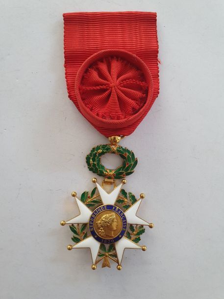 FRANCE 
ORDRE DE LA LÉGION D’HONNEUR
Étoile d’officier d’époque IIIe République. 
En or et émail. Ruban à rosette. Poinçon tête d’aigle. 
58 x 40 mm - Poids brut : 14,3 g
T.T.B. à SUP. 