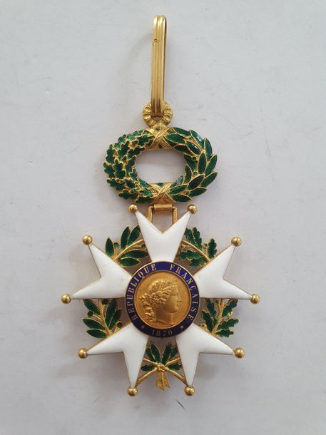 FRANCE 
ORDRE DE LA LÉGION D’HONNEUR, institué en 1802. 
Étoile de commandeur d’époque IIIe République. 
En or et émail (cheveux et petits éclats). Poinçon tête d’aigle et d’orfèvre Ouizille Lemoine. 
89 x 59 mm - Poids brut : 41,6 g
T.B. à T.T.B. 