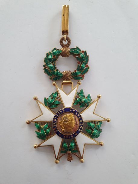 FRANCE 
ORDRE DE LA LÉGION D’HONNEUR, institué en 1802. 
Étoile de commandeur d’époque IIIe République, luxueuse fabrication bombée, à filets, feuillages en relief, centre en trois parties. 
En or et émail (petits éclats). Poinçon tête d’aigle et traces de poinçons d’orfèvre. 
91 x 63 mm - Poids brut : 49 g
T.T.B. 
