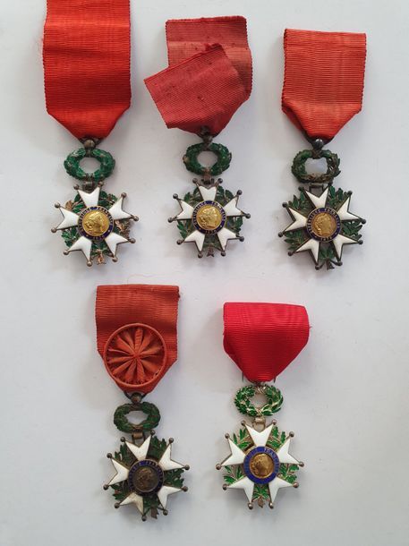 FRANCE 
Ensemble de 5 légions d’honneur : quatre d’époque IIIe République (trois chevaliers et une officier) en argent, or, vermeil et émail ; une de chevalier d’époque Ve République en argent, vermeil et émail (SUP) dans son écrin de la Maison Marie Stuart. 
T.B. à SUP. 