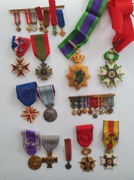 FRANCE
ORDRE DE LA LÉGION D’HONNEUR – DIVERS 
Ensemble de 10 décorations et de 13 miniatures d’un ancien combattant comprenant : 
Commandeur de la Légion d’honneur IVe République en métal doré, commandeur « Encouragement public », croix du combattant volontaire, croix de guerre 39-40, combattant européen, amitié franco-britannique, grand prix humanitaire de France, étoile du bien et du mérite, médaille d’honneur des services bénévoles, œuvre des vieux militaires. 
Avec miniatures correspondantes présentées sur deux barrettes de gala, épingle de cravate de la Préfecture de Police, insigne de boutonnière FFI et divers. 
Cravates et rubans. 
T.T.B. à SUP. 