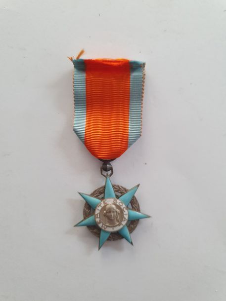 FRANCE 
ORDRE DU MÉRITE SOCIAL 
Étoile de chevalier en argent et émail (éclat). 
45 x 36 cm – Poids brut : 17,9 g
T.T.B. Dans un écrin. 