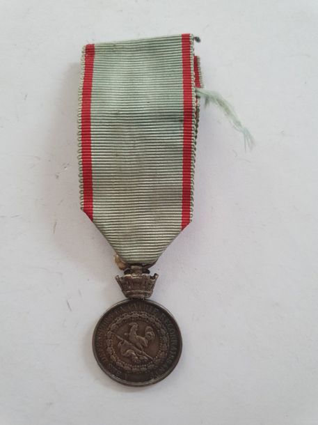 FRANCE 
MÉDAILLE DE JUILLET (RÉVOLUTION DE 1830) 
Médaille de petit module en argent. 
Tranche gravée DONNE PAR LE ROI DES FRANÇAIS. 
Ruban. 
29 x 22 mm - Poids brut : 6,4 g
T.T.B. 