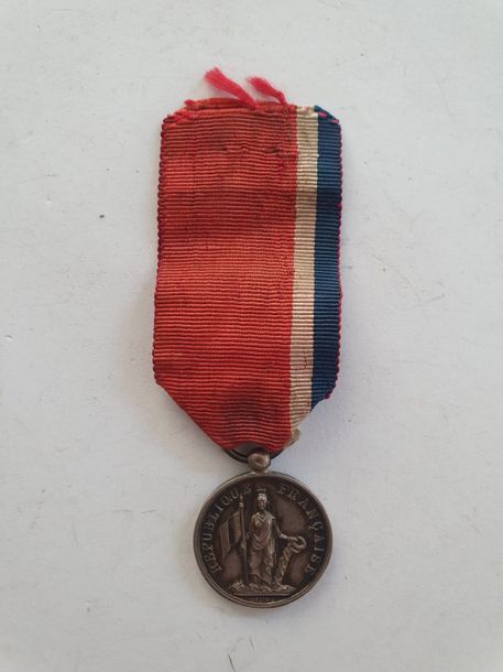 FRANCE 
MÉDAILLE DES BLÉSSÉS (RÉVOLUTION DE 1848)
Médaille par Calipe, en argent. Avers à l’allégorie de la République. Revers marqué « BLESSE POUR LA LIBERTE – 22.23.24 FEVRIER 1848 ». 
Poinçon tête de sanglier sur la bélière boule. 
Ruban conforme, tricolore, d’époque. 
20 mm - Poids brut : 5,9 g
T.T.B. 