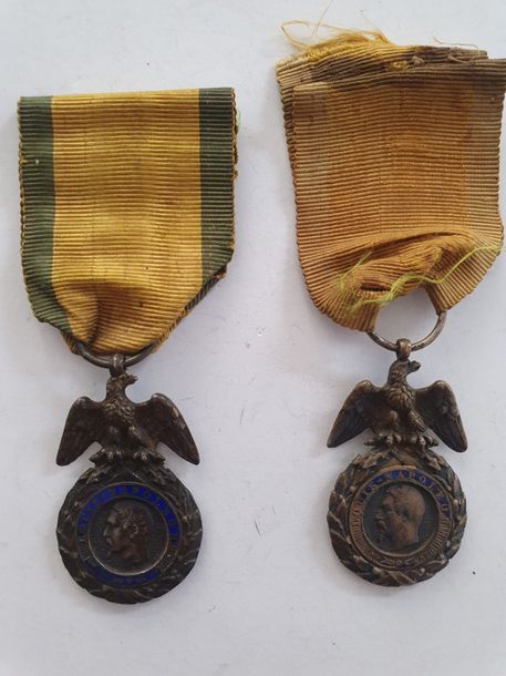 FRANCE 
MÉDAILLE MILITAIRE 
Deux médailles militaires du 2e type (Second Empire). 
En argent, vermeil et émail (éclats). Rubans anciens. 
Poinçons tête de sanglier. 
45 x 23 mm - Poids brut : 38 g
B. et T.B. 