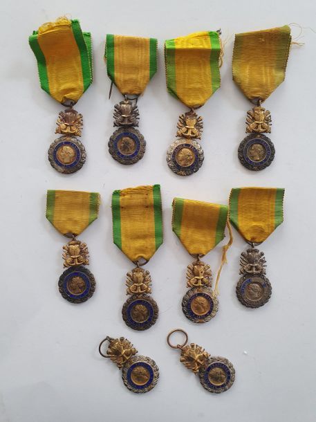 FRANCE
MÉDAILLE MILITAIRE 
Lot de 10 médailles militaires d’époque IIIe République, à trophée uniface. 
En argent, vermeil et émail. 
Rubans. 
T.B. à SUP. 