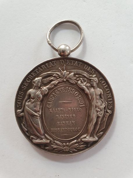 FRANCE 
Rare médaille du sous-secrétariat des colonies pour la Campagne de 1890-1891 au SOUDAN. 
En argent. Avers à la République française par BARRE. Revers marqué « CAMPAGNE 1890-1891 KAARTA NIORO – BANINKO – KANKAN – BISSANDOUGOU ». 
Poinçon de la Monnaie de Paris sur la tranche. 
43 mm - Poids brut : 42 g
T.T.B. (Coups sur la tranche, anneau déformé). 

La création de la Médaille coloniale au mois de juillet 1893 a supplanté le projet d’une médaille commémorative spécifique pour la campagne du Soudan. Mais il faudra tout de même attendre le 22 février 1896 pour qu'une agrafe « Sénégal-Soudan » soit créée, pour être portée sur le ruban de la Médaille coloniale et pour récompenser, avec un large effet rétroactif, les soldats ayant pris part aux opérations menées par la France dans cette zone de l’Afrique occidentale.
Notre médaille, bien que non nominative, fut probablement donnée à un auxiliaire soudanais des troupes françaises.