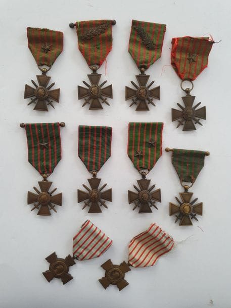 FRANCE
CROIX DE GUERRE 14-18 – CROIX DU COMBATTANT
Ensemble de 10 médailles, 8 croix de guerre, une 1914-1915, une 1914-1916, trois 1914-1917 et trois 1914-1918 ; deux croix du combattant. 
En bronze. Rubans. 
T.B. à SUP. 
