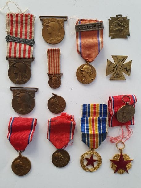 FRANCE - 1st WORLD WAR THIRTEEN
 MEDALS
:

 Five Verdun medals, three Vernier medals (one without ribbon), two Prudhomme medals, four 14-18 commemorative medals including a reduction (one with a "voluntary enlisted" ribbon), two medals for the wounded (two variants, one without ribbon), two

 day

 badges

. 

T.T.B. 

