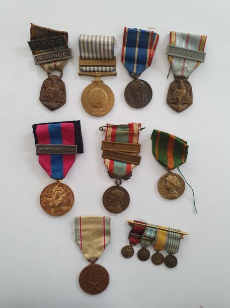 FRANCE 
Ensemble de 8 médailles : 
Anciens de la Rhénanie et de la Rhur, médaille des évadés, deux commémoratives 39-45 (une a agrafe FRANCE et une à agrafes FRANCE et TUNISIE), médaille commémorative d’Afrique du Nord à agrafes MAROC et ALGERIE, médaille de Corée, médaille de l’ONU à agrafe Corée, médaille de la Defense nationale à agrafe Troupes aéroportées. 
On y joint une brochette de quatre miniatures d’un vétéran belge de la guerre de Corée. 
Rubans. 
T.T.B. 
