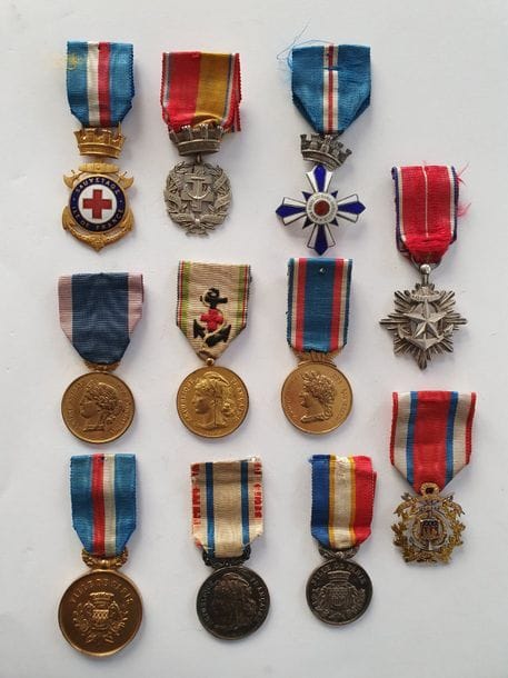 FRANCE
MÉDAILLES DE SAUVETAGE, MÉDAILLES DE SAUVETEURS et SOCIÉTÉS DE SAUVETAGE 
Ensemble de 11 médailles : 
Société parisienne de sauvetage (émaillé), sauveteurs de Moselle, Sauvetage Ile de France (émaillé), « Sans peur et sans reproches » (Fabrication Lemaître), Société amicale des sauveteurs (deux exemplaires, variantes de ruban), Société nationale d’orphelinat Sauvetage ambulance, Prix de la Société de sauvetage d’Ile de France, Société les intimes sauveteurs, Sauveteurs de l’Oise, Insigne argenté à l’ancre et à l’étoile. 
Rubans. 
T.T.B. à SUP. 